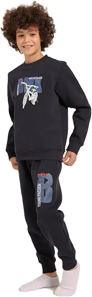 سعر ومواصفات RED COTTON طقم بدلة رياضية للاولاد من ريد كوتون، سويت شيرت جرافيك وبنطلون رياضي لعمر 8 سنوات (B09YWL362K) على Amazon EG