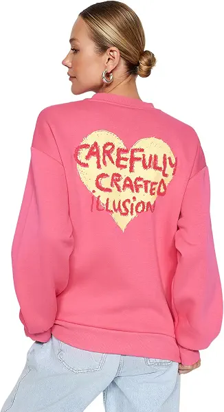 سعر ومواصفات ترينديول سويت شيرت TWOAW24SW00226 كبير الحجم منسوج مبطن بصوف سميك من الداخل مع طباعة بارزة على الصدر والظهر للنساء من ترينديول (B0CJFYJQCG) على Amazon EG