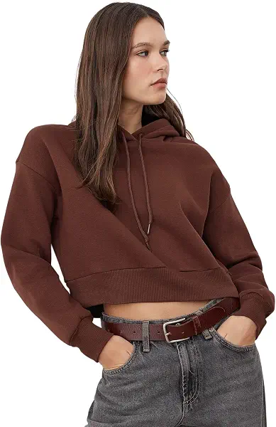 سعر ومواصفات ترينديول سويت شيرت منسوج بيسيك قصير بقصة مريحة وغطاء للرأس ومنبطن بصوف ناعم سميك للنساء من ترينديول، بني (عبوة من قطعة واحدة)، موديل TWOAW24SW00105 (B0FQPJ3F5Y) على Amazon EG
