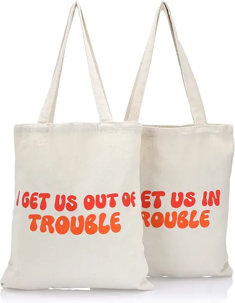 سعر ومواصفات حقيبة يد بتصميم متطابق بعبارة I Get Us In Trouble من توتالي ريلاتابل، مقاس S، لون ابيض (B0CZJZ9RFW) على Amazon EG