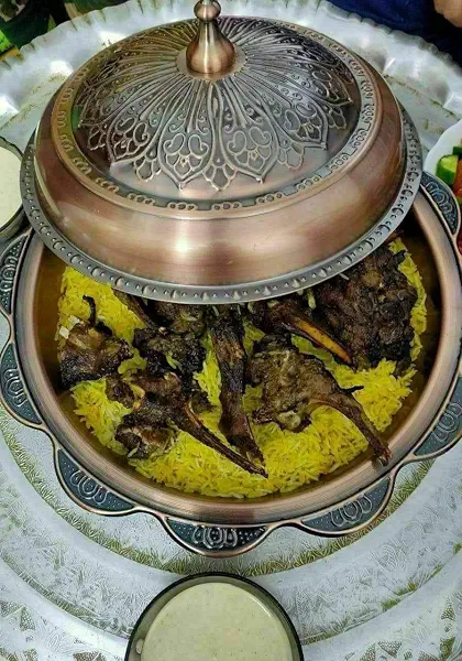 سعر ومواصفات صينية تقديم تقليدية بتصميم شرق أوسطي مع غطاء قبة نحاسي، 40 سم، تصميم عربي مزخرف للكبسة والأطعمة المشوية من جينيريك (B0DZPMM8B2) على Amazon EG