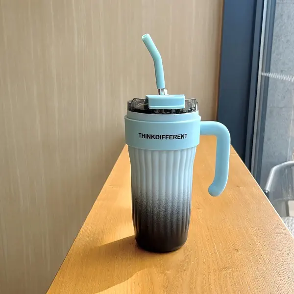 سعر ومواصفات كوب حراري استانلس ستيل 860ml مع غطاء وماصة ومقبض من Next store – يحافظ على المشروبات ساخنة أو باردة – آمن للغسيل – مانع للتعرق – تصميم أنيق (ازرق) (B0FMS58V42) على Amazon EG